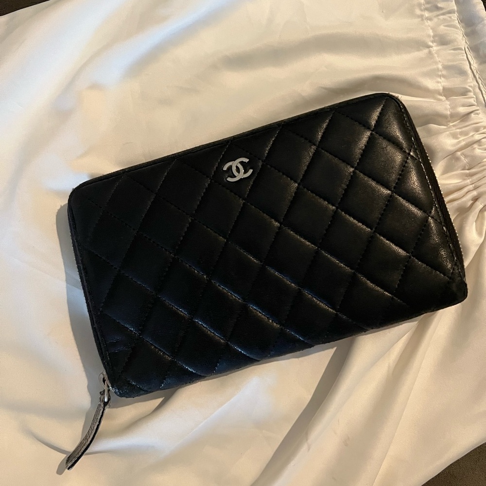 CHANEL Black Quilted Zipper Wallet Calfskin
